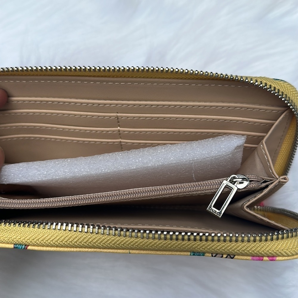New GUESS Abree Zip-Around Wallet - Picture 3 of 4
